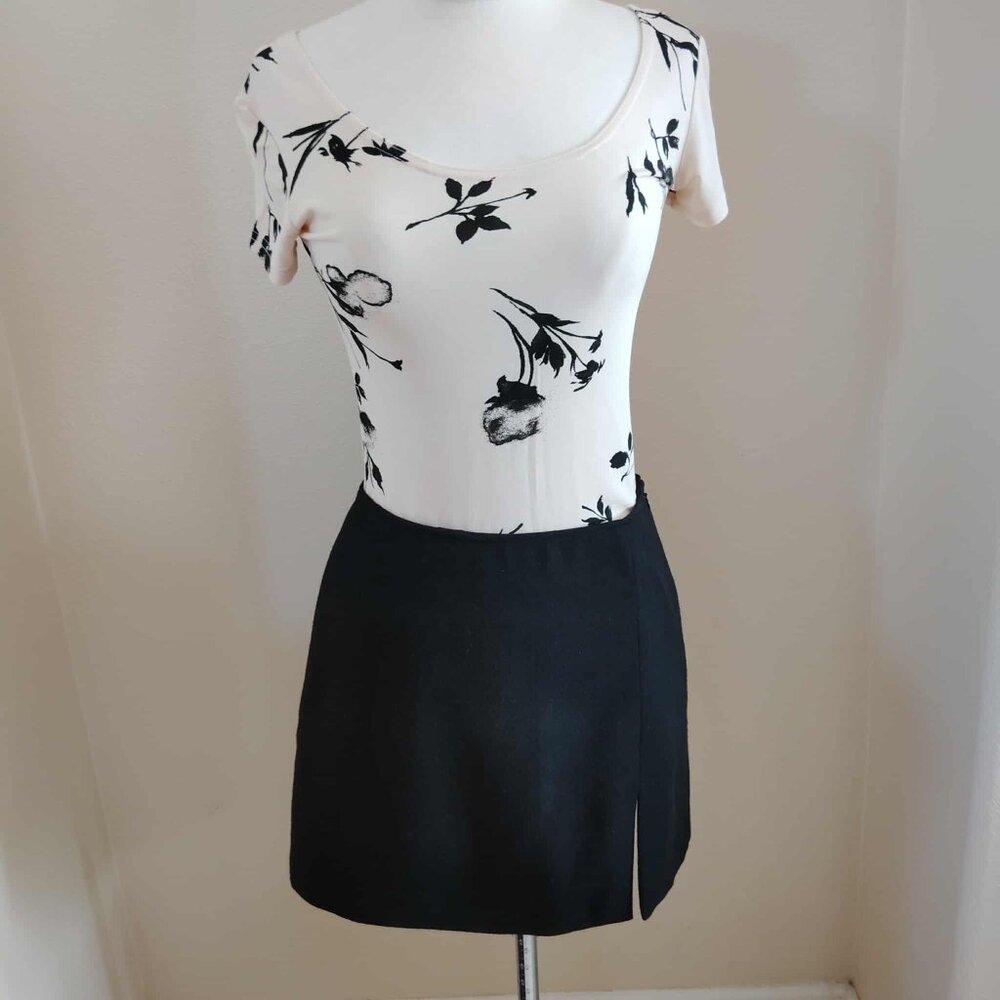 French Connection Black 100% Wool Mini Skirt 4 Front Off-Center Slit Made in USA - Picture 3 of 7